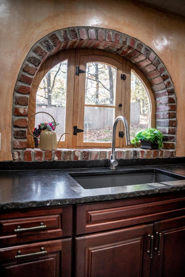 The Hobbit House, Fantasy Comes Home! 拉塞尔维尔 外观 照片