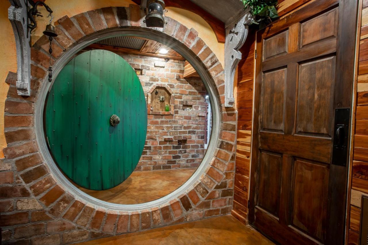 The Hobbit House, Fantasy Comes Home! 拉塞尔维尔 外观 照片