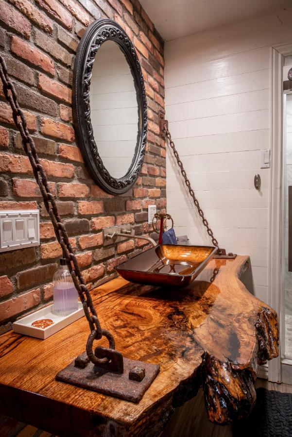 The Hobbit House, Fantasy Comes Home! 拉塞尔维尔 外观 照片